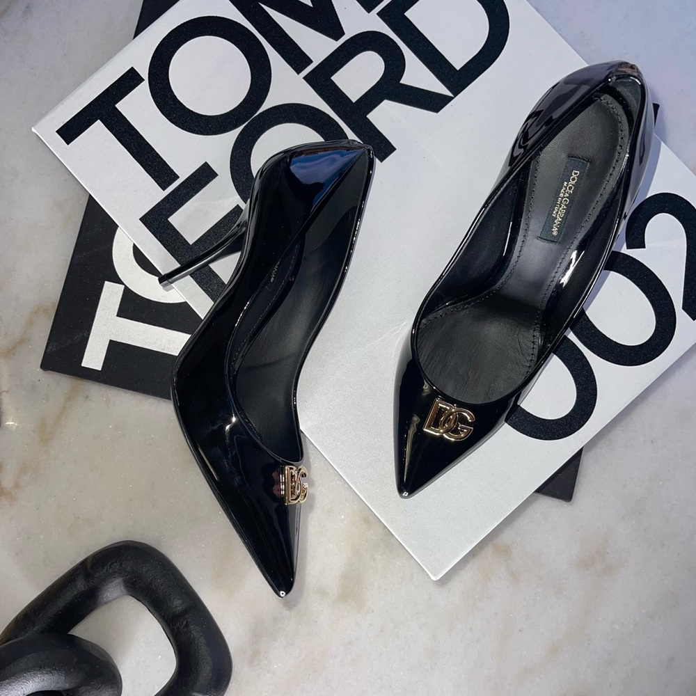 Dolce & Gabbana DG Plaque Pointed Toe Pump in Black Patent Leather New - Picture 3 of 11